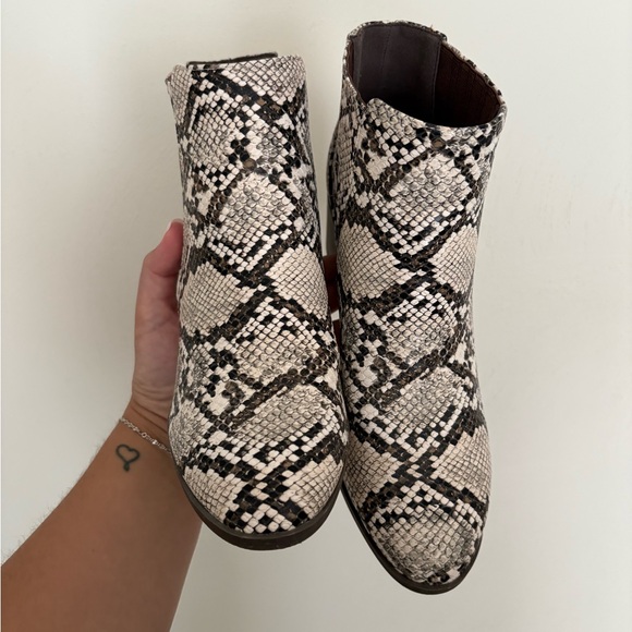 Stylish Snakeskin Pattern Ankle Booties - Picture 2 of 3